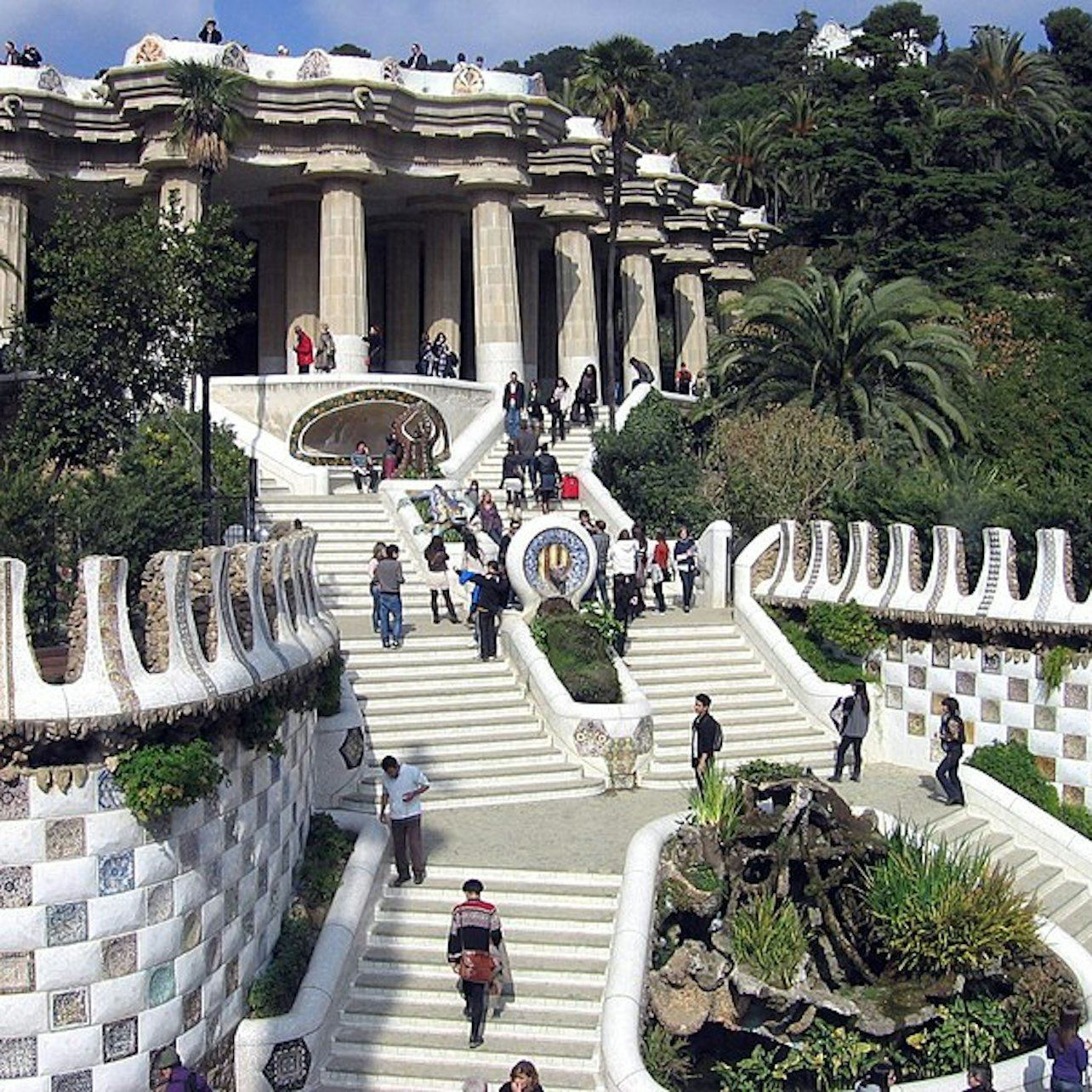 Airport shuttle bus connecting the airport to the Sagrada Familia and Park Güell (9/12)