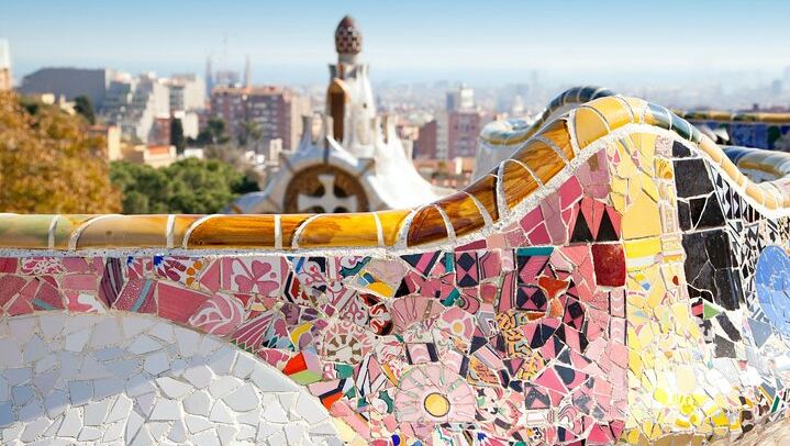 Banco de mosaicos Gaudí en el Park Güell de Barcelona