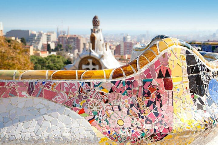 Banco de mosaicos Gaudí en el Park Güell de Barcelona
