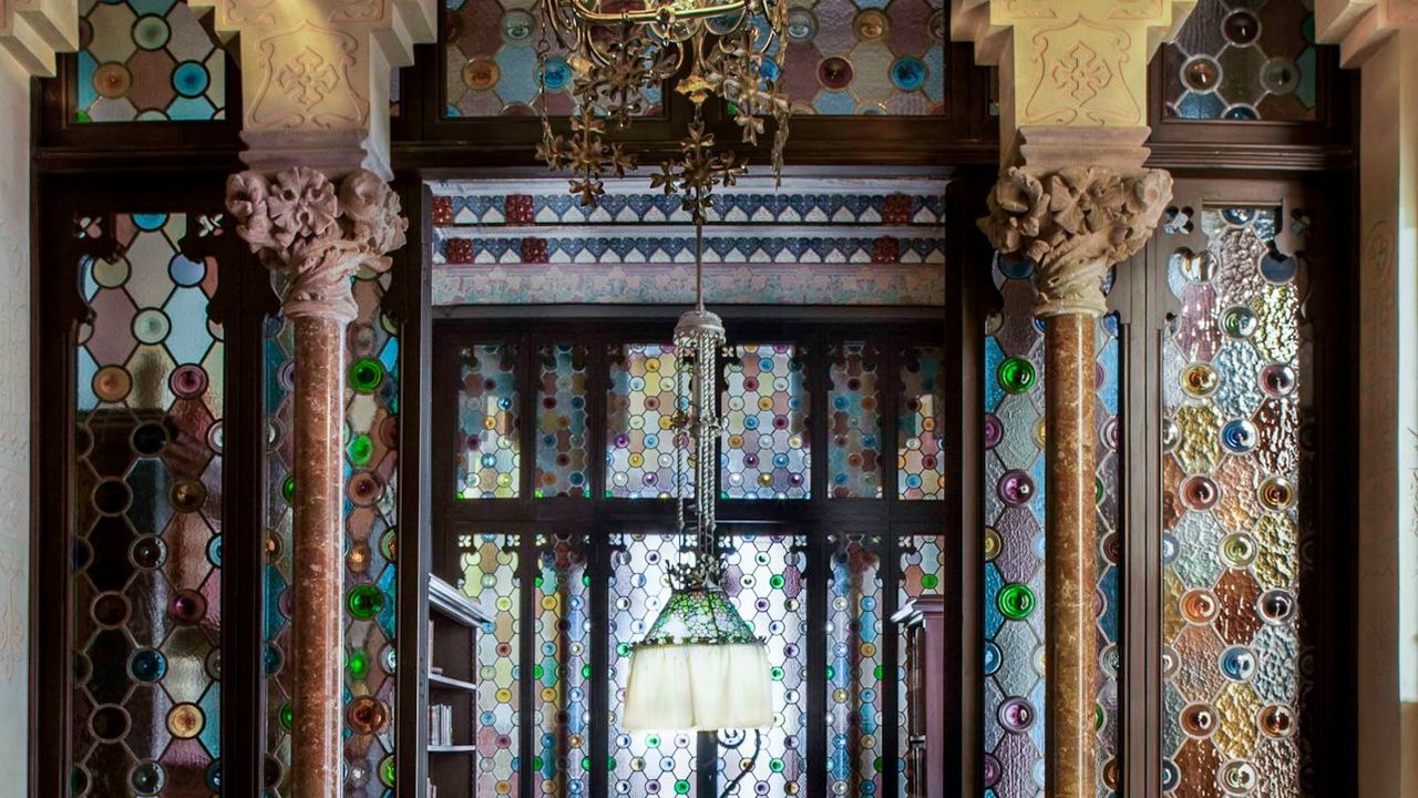 Casa Amatller with a guided tour and a box of chocolate leaves (4/4)