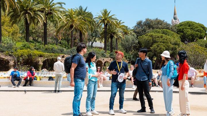 El grupo escucha historias sobre el parque de su guía.