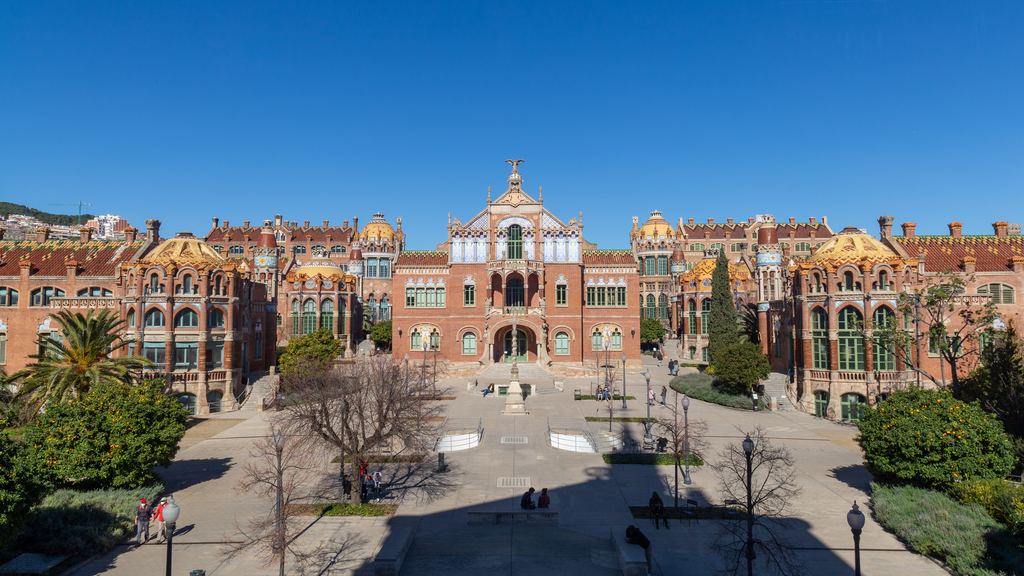 Vista del Recinto Modernista de Sant Pau desde la entrada, con el pabellón de Administración al fondo