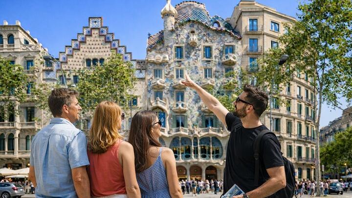 Legado modernista de Gaudí : recorrido a pie en grupos pequeños