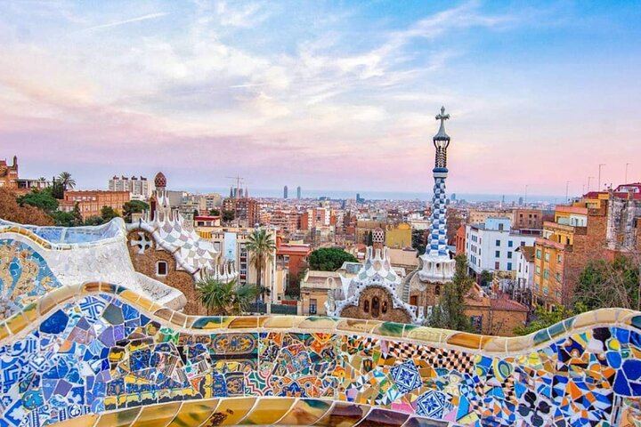 Maravillas de Gaudí: Tour Privado por el Parque Güell y la Sagrada Familia