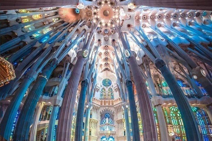 Maravillas de Gaudí: Tour Privado por el Parque Güell y la Sagrada Familia