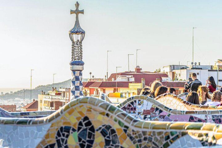 Maravillas de Gaudí: Tour Privado por el Parque Güell y la Sagrada Familia