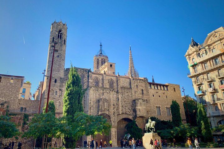 Recorrido a pie por las Ramblas, el casco antiguo, la arquitectura gótica y Gaudí