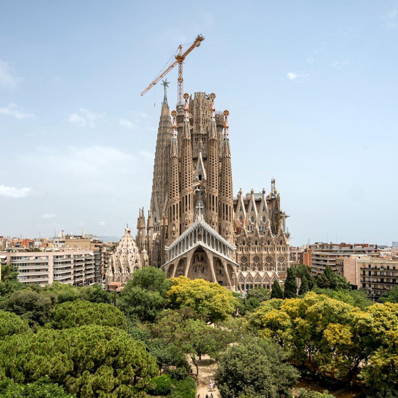 Airport shuttle bus connecting the airport to the Sagrada Familia and Park Güell (8/12)