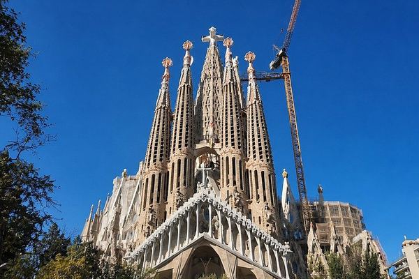 Sagrada Família: Entrance tickets and express access, available for regular or small groups