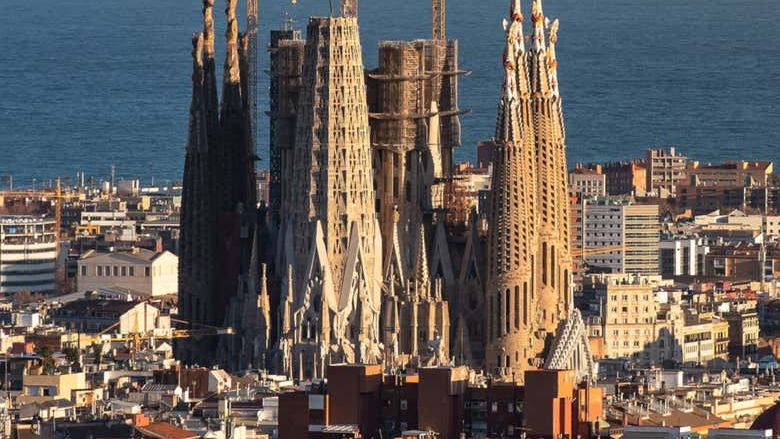 Sagrada Familia tour with a guide, including a visit to one of the towers, reaching a height of 65 meters (4/4)