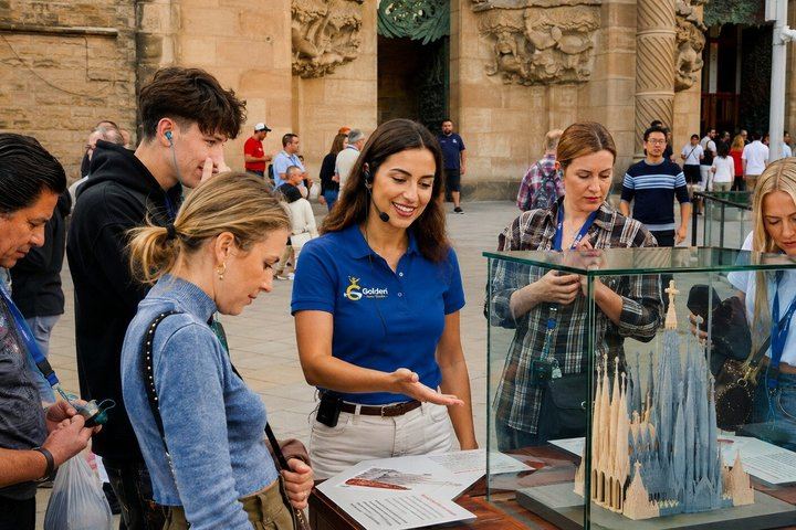 Sagrada Familia tour: 90 minutes, available for small or large groups, departing from Ringels (4/12)