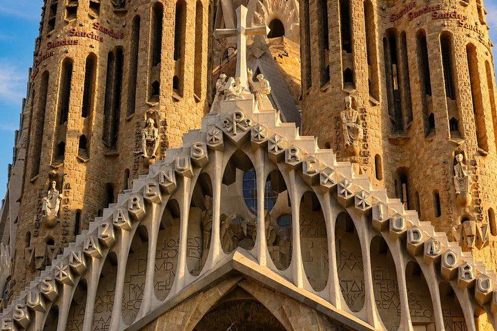 Sagrada Familia tour: 90 minutes, available for small or large groups, departing from Ringels (11/12)