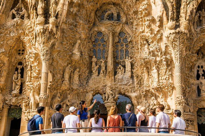 Sagrada Familia tour: 90 minutes, available for small or large groups, departing from Ringels (2/12)