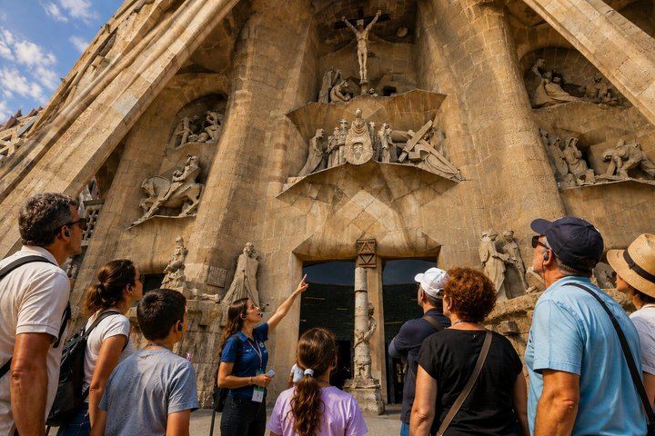 Sagrada Familia tour: 90 minutes, available for small or large groups, departing from Ringels (7/12)