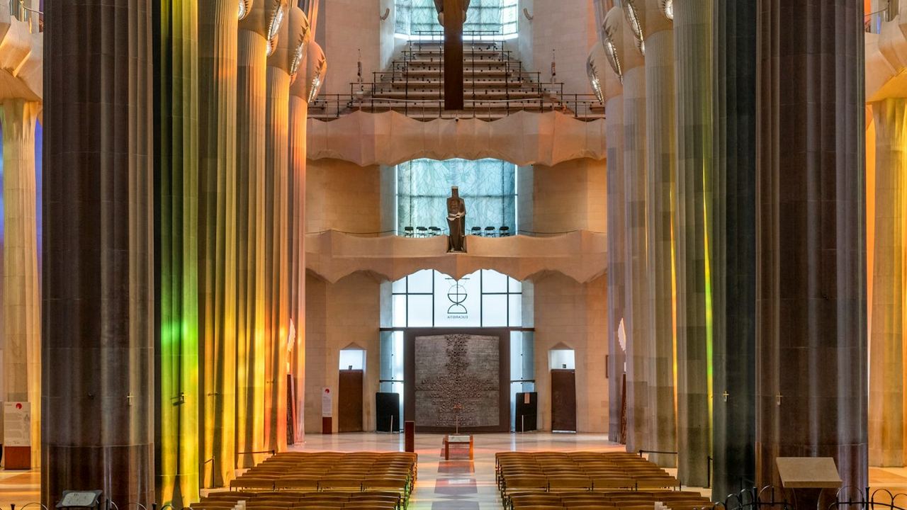 Sagrada Família with quick access and optional tower visit (4/12)