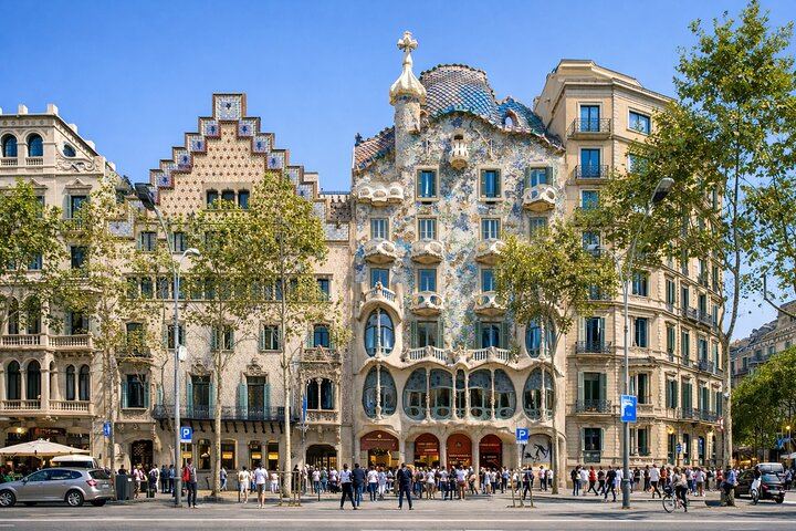 Legado modernista de Gaudí : recorrido a pie en grupos pequeños