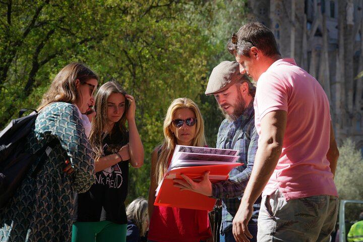 Tour privado en bicicleta eléctrica por el legado de Gaudí con el Parque Güell