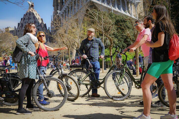 Tour privado en bicicleta eléctrica por el legado de Gaudí con el Parque Güell