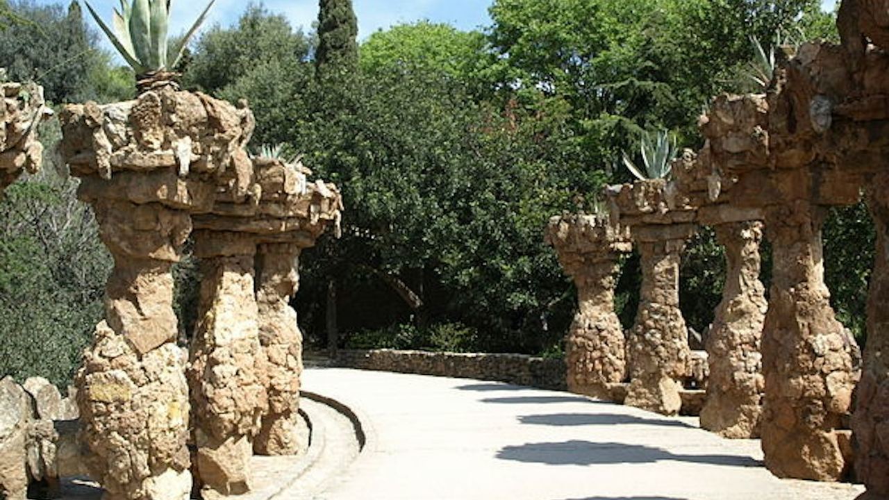 Airport shuttle bus connecting the airport to the Sagrada Familia and Park Güell (4/12)