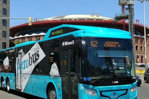 Airport shuttle bus connecting the airport to the Sagrada Familia and Park Güell