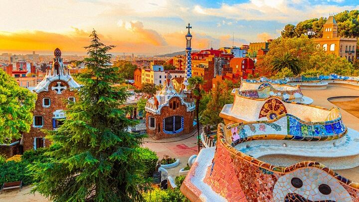 Bancos de mosaico de colores y casas de estilo pan de jengibre hacen del Park Güell una de las obras más emblemáticas de Gaudí.